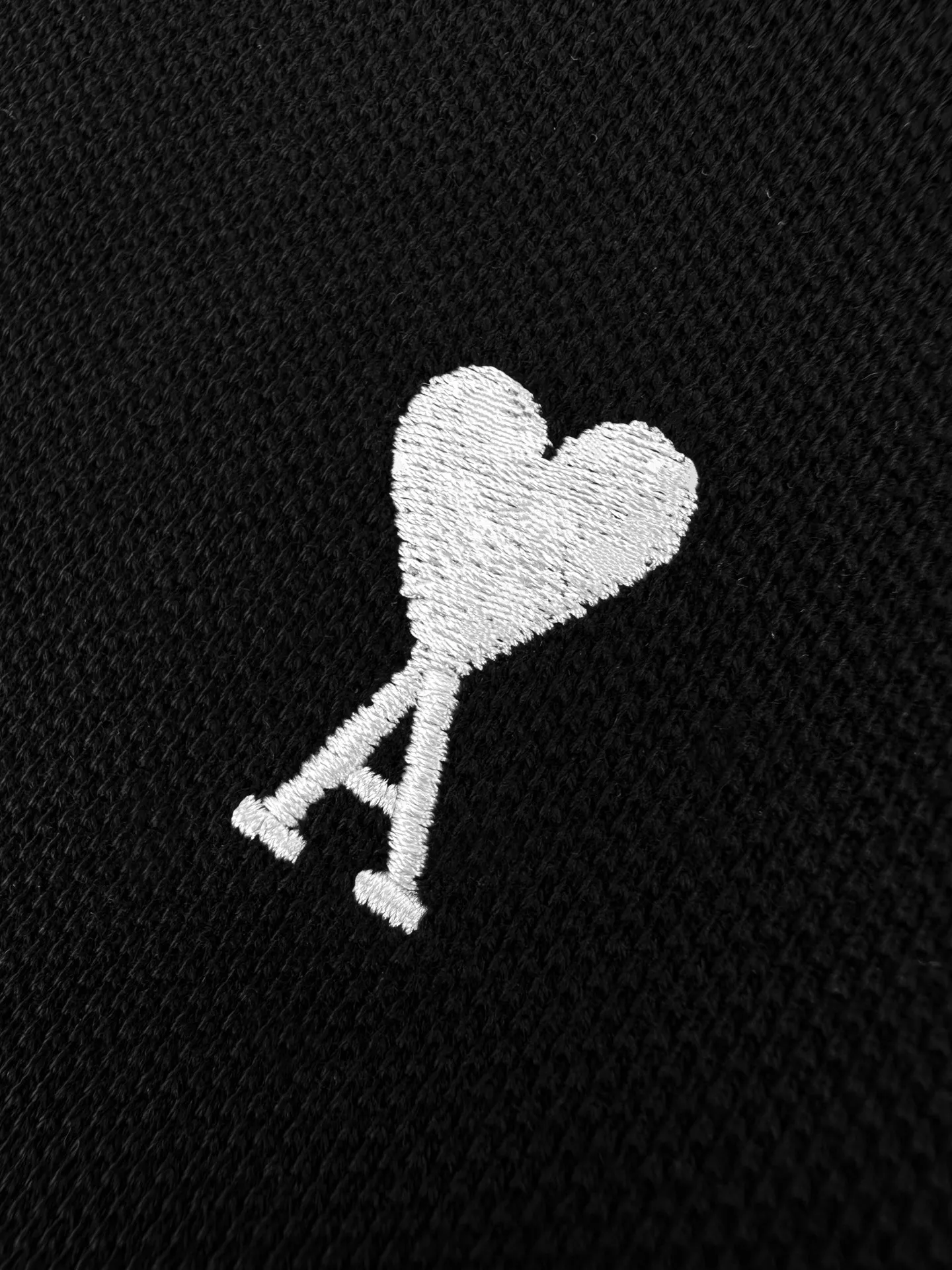 Logo embroidered Polo shirt, custom-made cloud cotton double-bead luxury weaving, crisp and stylish, soft and skin-friendly, with ink black as the base, hiding edge in silence. Pure white love embroidery on the chest is a gilded footnote of French romance. AMI dark embroidery on the back is engraved with a low-key emblem, allowing the sense of luxury to be hidden in the details. The size of the clothes is printed with love, which is the perfect resonance of simplicity and luxury. It is also a French monologue when walking. Process 1: Adopt imported machine embroidery process, use advanced computer control system and precision mechanical components to realize the embroidery work of Ami logo and letters with high precision and smooth and delicate lines. Process 2: The fabrics have been fermented and washed for better hand texture. Not easy to deform, not easy to shrink, not easy to fade, and maintain long-term beauty. Accessories: Customized 1:1 Ami buttons Customized 1:1 Ami trademark Version: Fitted version Size: S M L XL Style number: BB 818